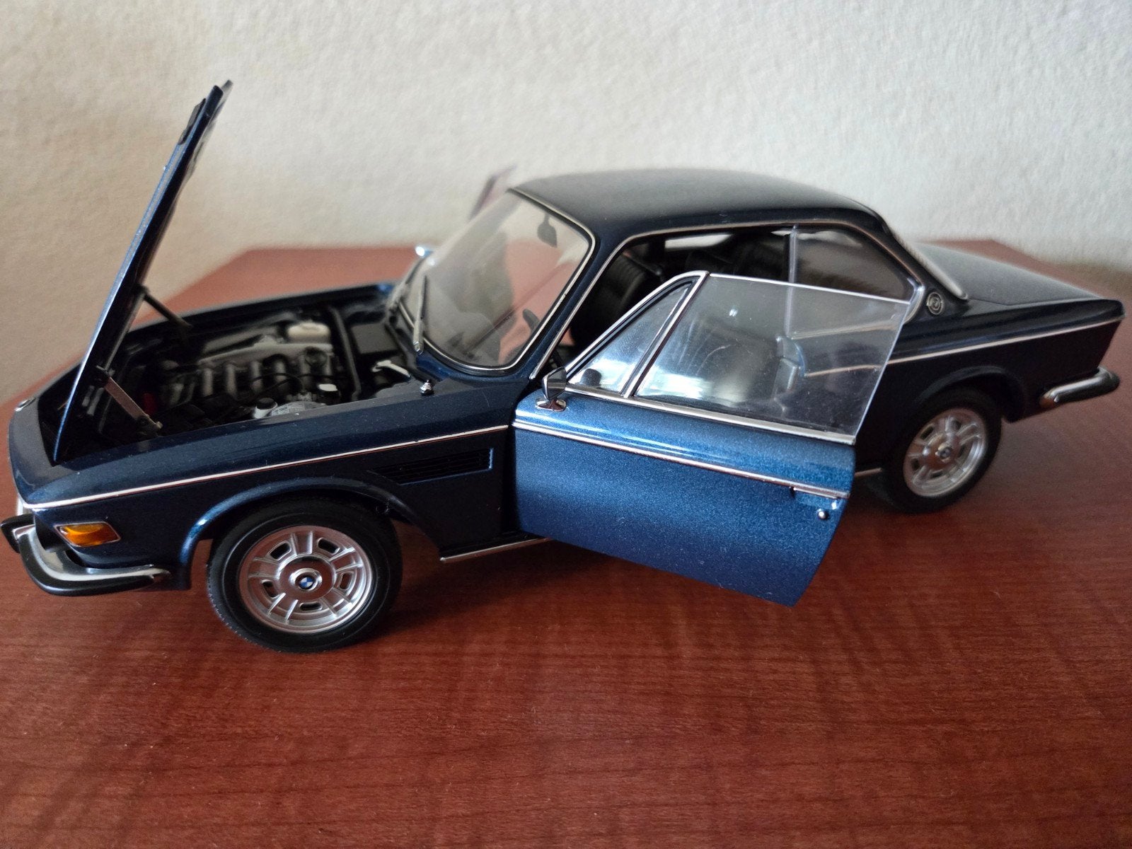 bmw 3.0 van autoart, Hobby en Vrije tijd, Modelauto's | 1:18, Ophalen of Verzenden, Zo goed als nieuw, Auto, Autoart