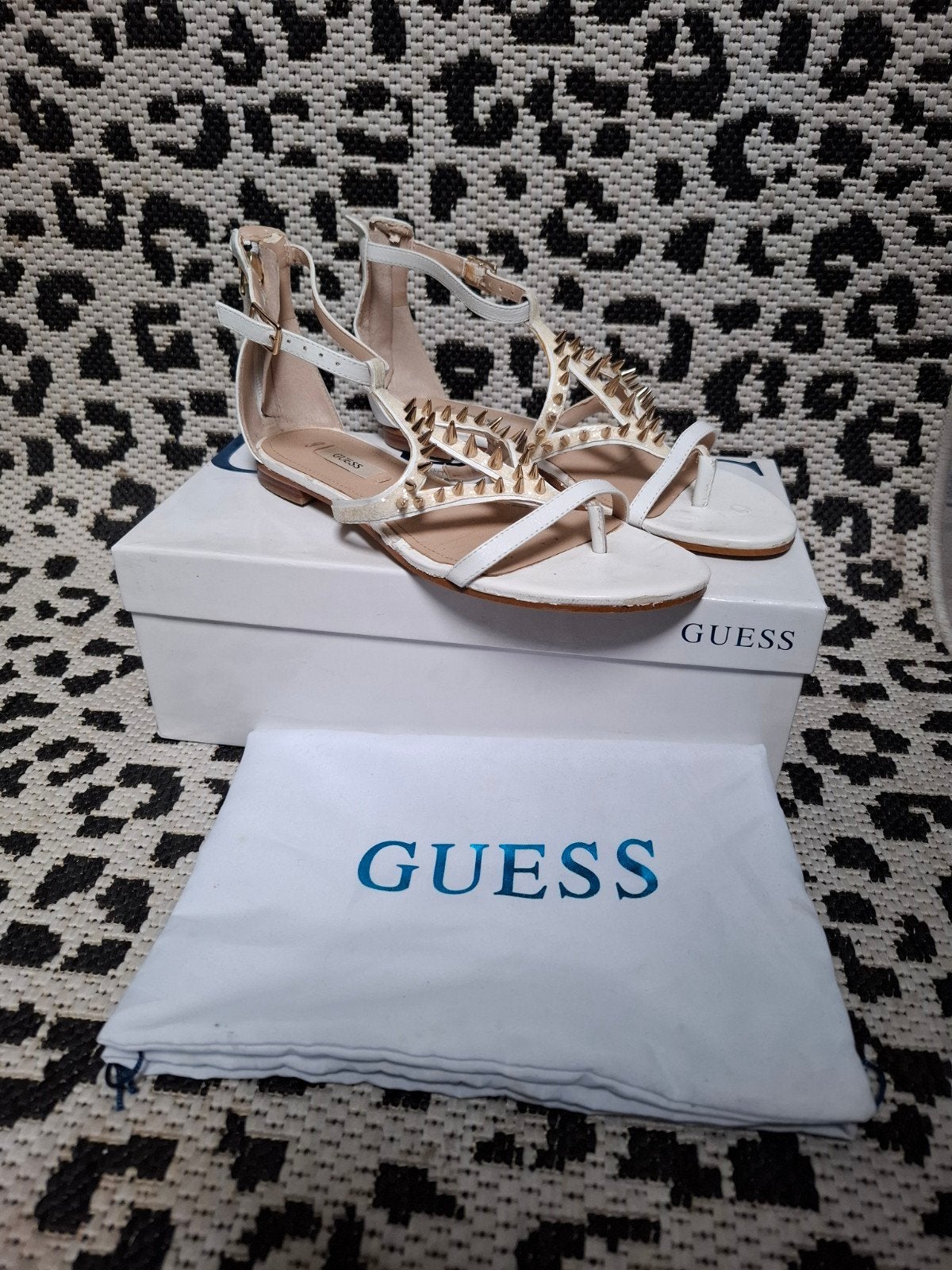 Guess sandalen wit met gouden studs. Maat 37, Kleding | Dames, Guess, Wit, Gedragen, Sandalen of Muiltjes