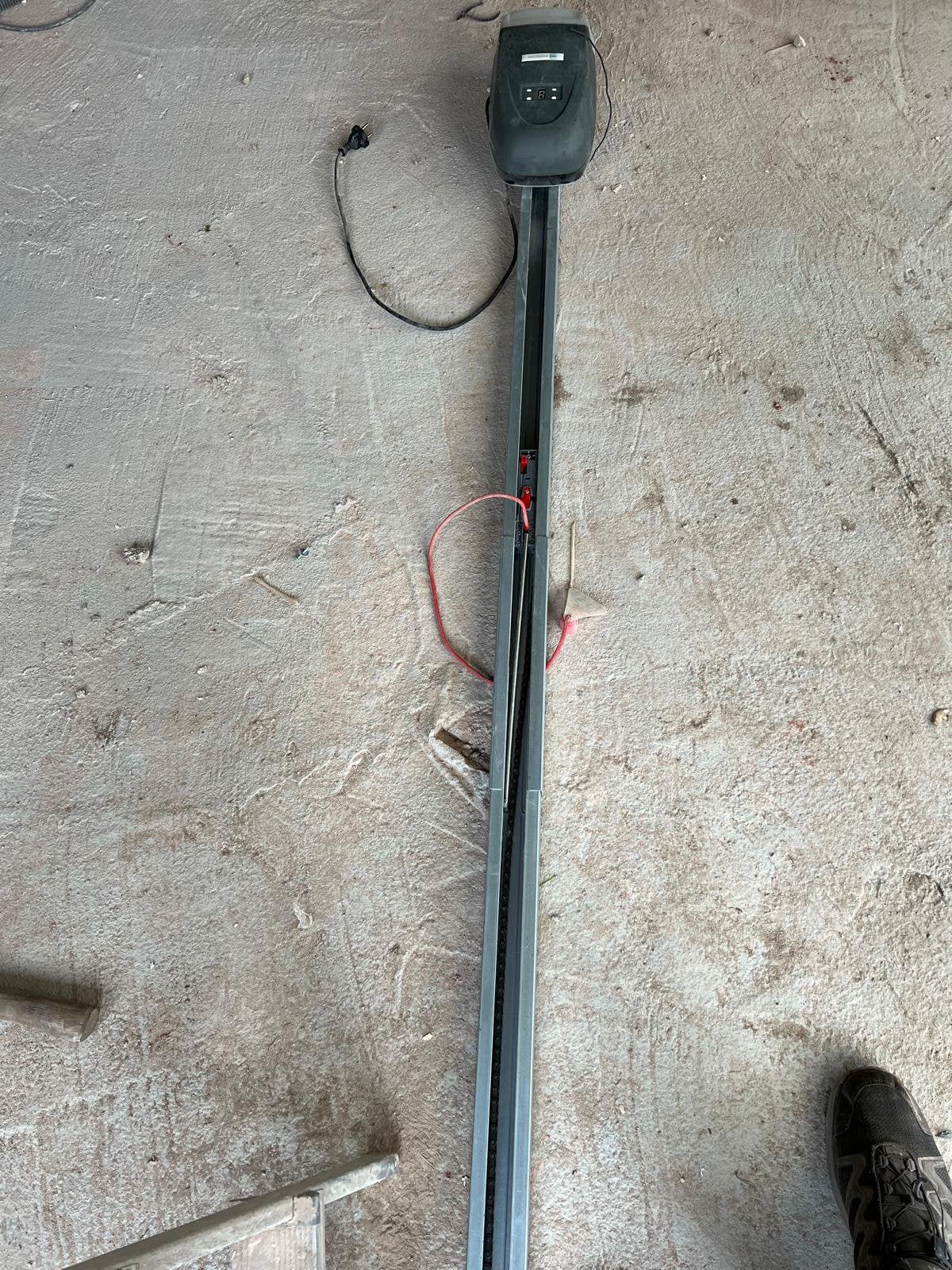 Electrische garagedeur openener met 2 afstandbedieningen, Ophalen, Garagedeur, Zo goed als nieuw, 120 cm of meer