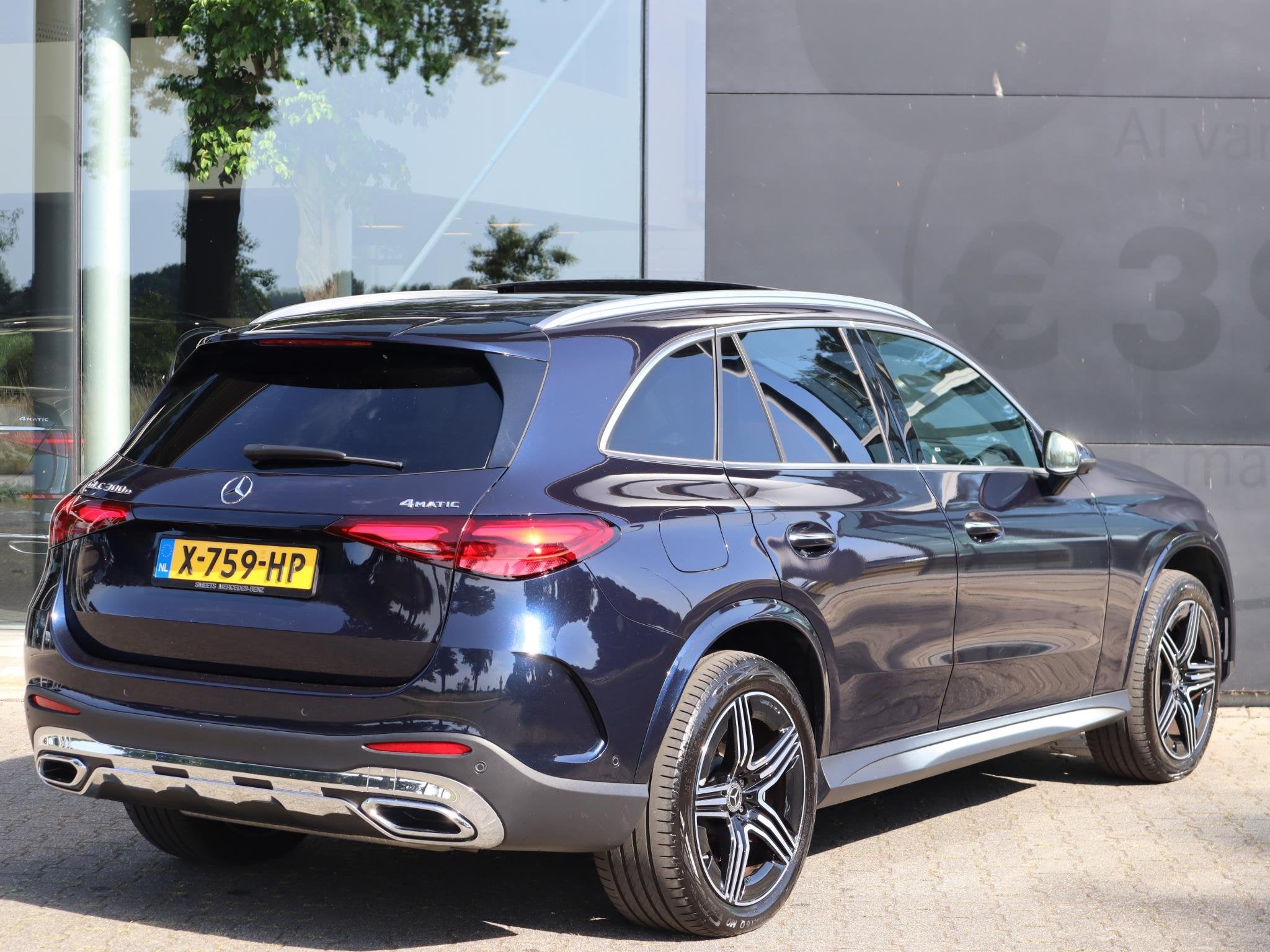 Mercedes-Benz GLC-klasse 300e 4MATIC AMG Line l Leder l Memo, Auto's, Dealer onderhouden, Stof, Gebruikt, Euro 6