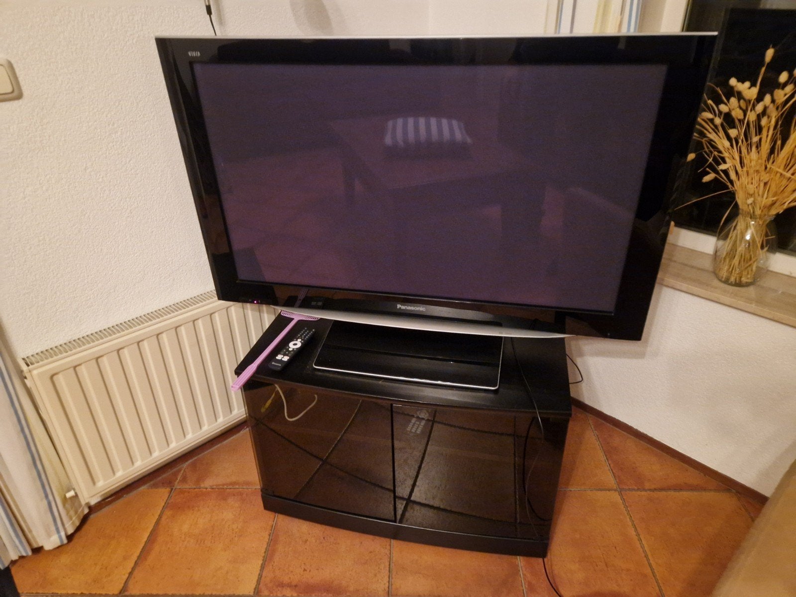 Panasonic 42 inch TV met kastje (m2459209939) — Televisies — Marktplaats