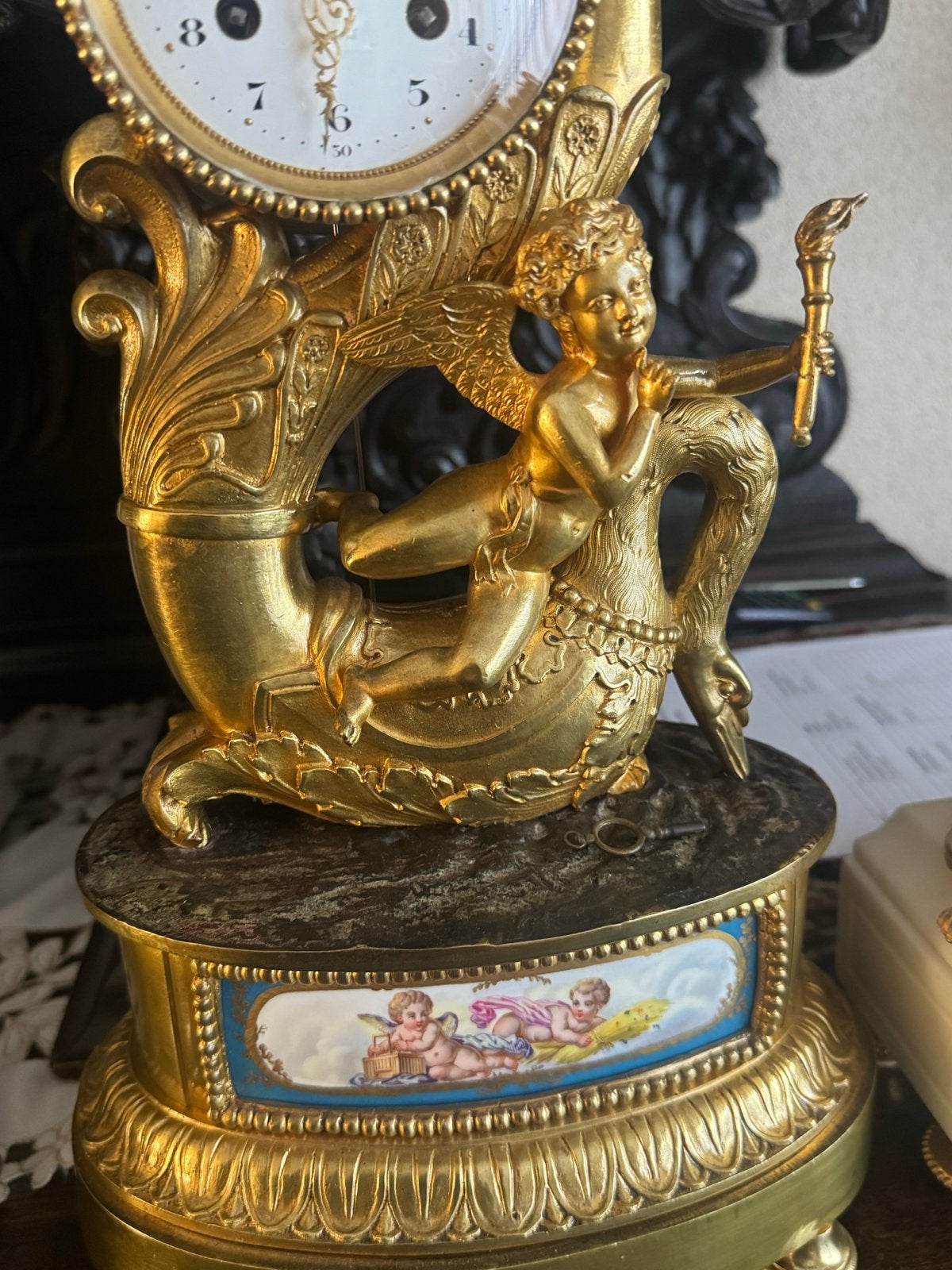 Antieke Franse Vergulde Bronzen Mantelklok met Cupido, Ophalen of Verzenden