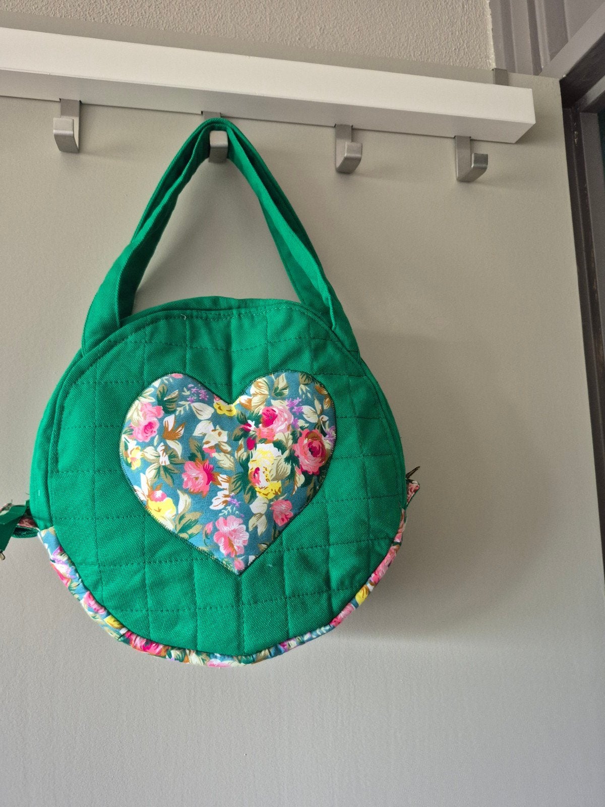 Nieuwe, zelfgemaakte groene tas met bloemenhart, Sieraden, Tassen en Uiterlijk, Tassen | Damestassen, Ophalen of Verzenden
