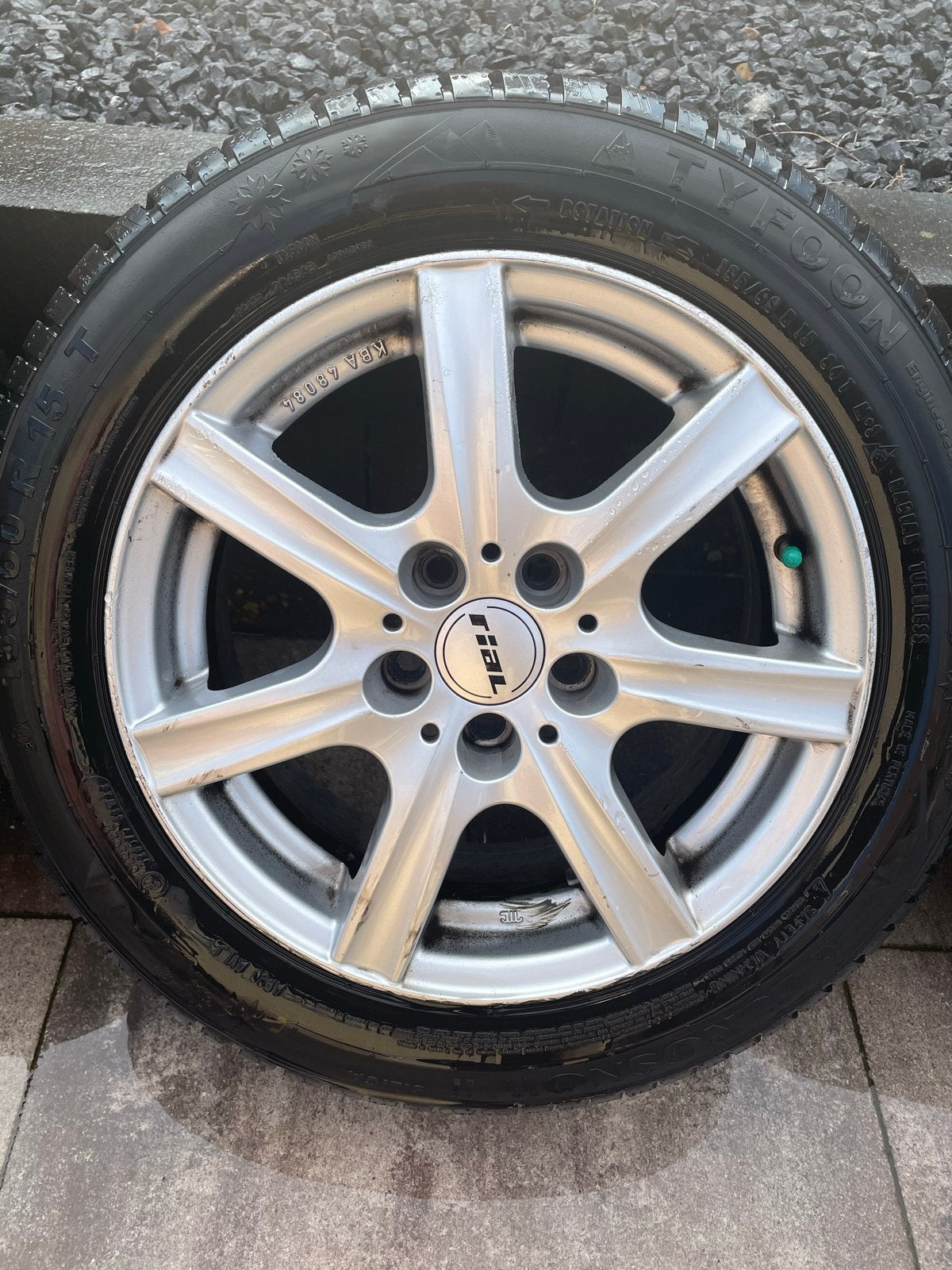 Rial velgen met Tyfoon winterbanden 185/60 R15, Ophalen, Gebruikt
