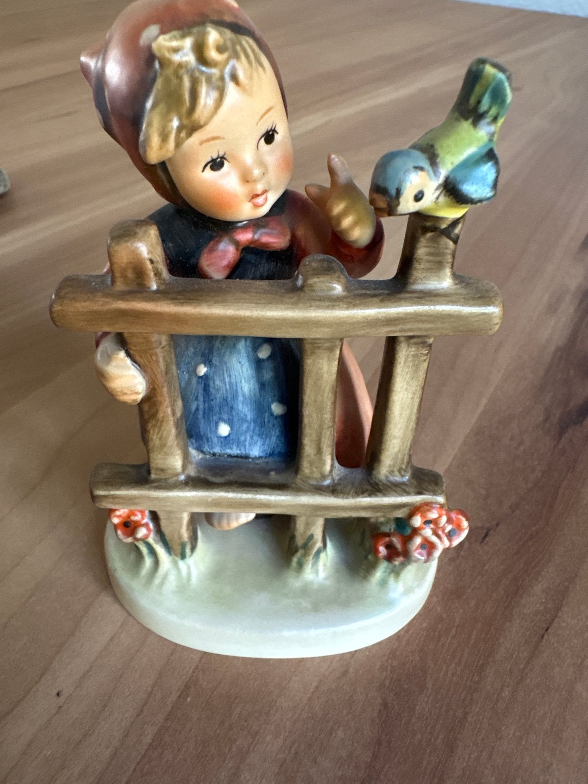 Goebel Hummel beeldje: Meisje met vogel en hek, Verzamelen, Verzenden, Zo goed als nieuw