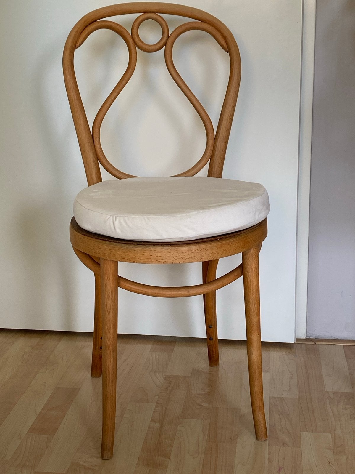 Thonet stoel met crèmekleurig kussen, Antiek en Kunst, Antiek | Meubels | Stoelen en Banken, Ophalen