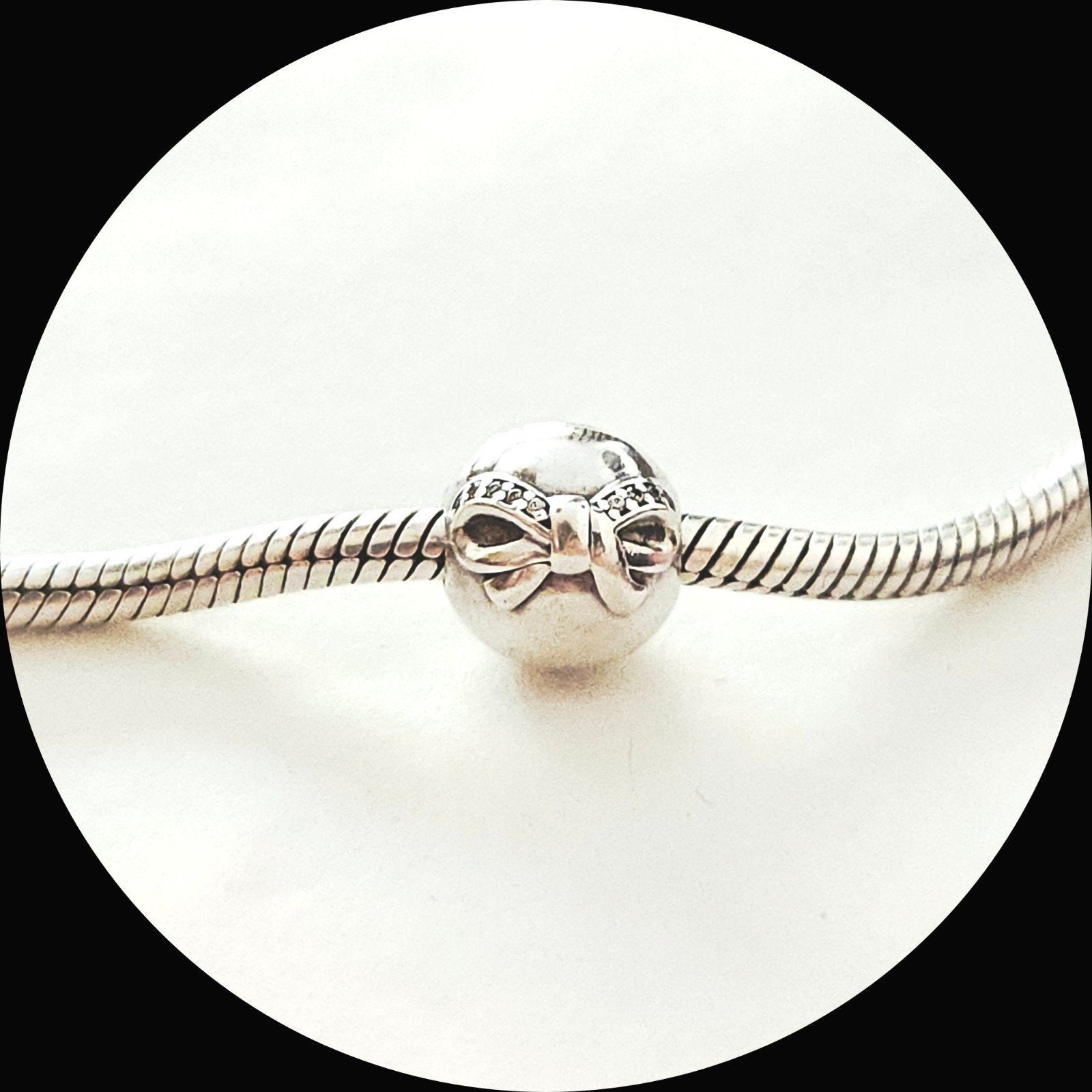 Pandora Clip Strik 791777CZ / voor armband, Gebruikt, Pandora, Ophalen of Verzenden, 1 bedel