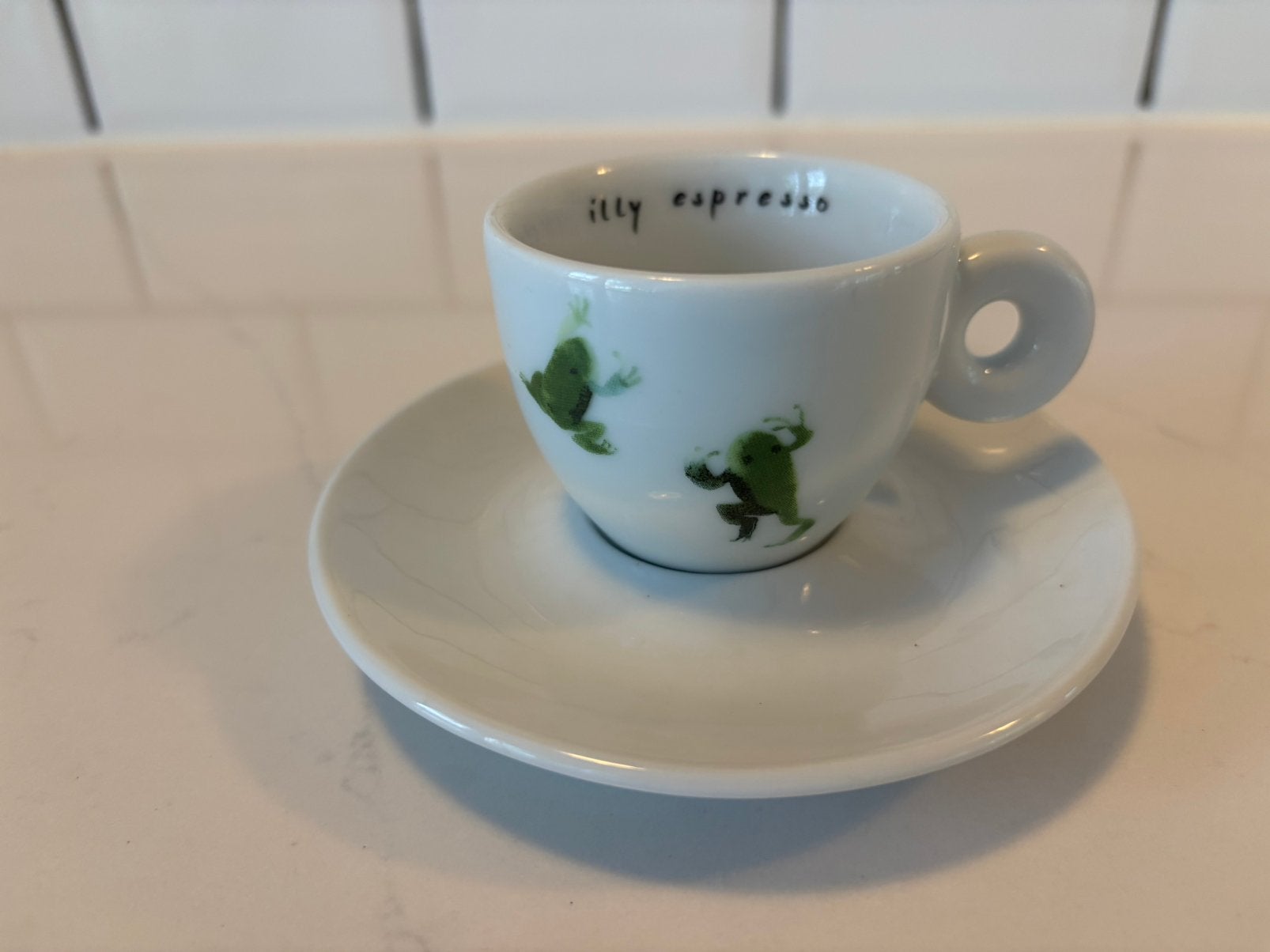 Espresso kop en schotel van Illy , kikker afbeelding, Huis en Inrichting, Keuken | Servies, Ophalen, Zo goed als nieuw, Overige stijlen