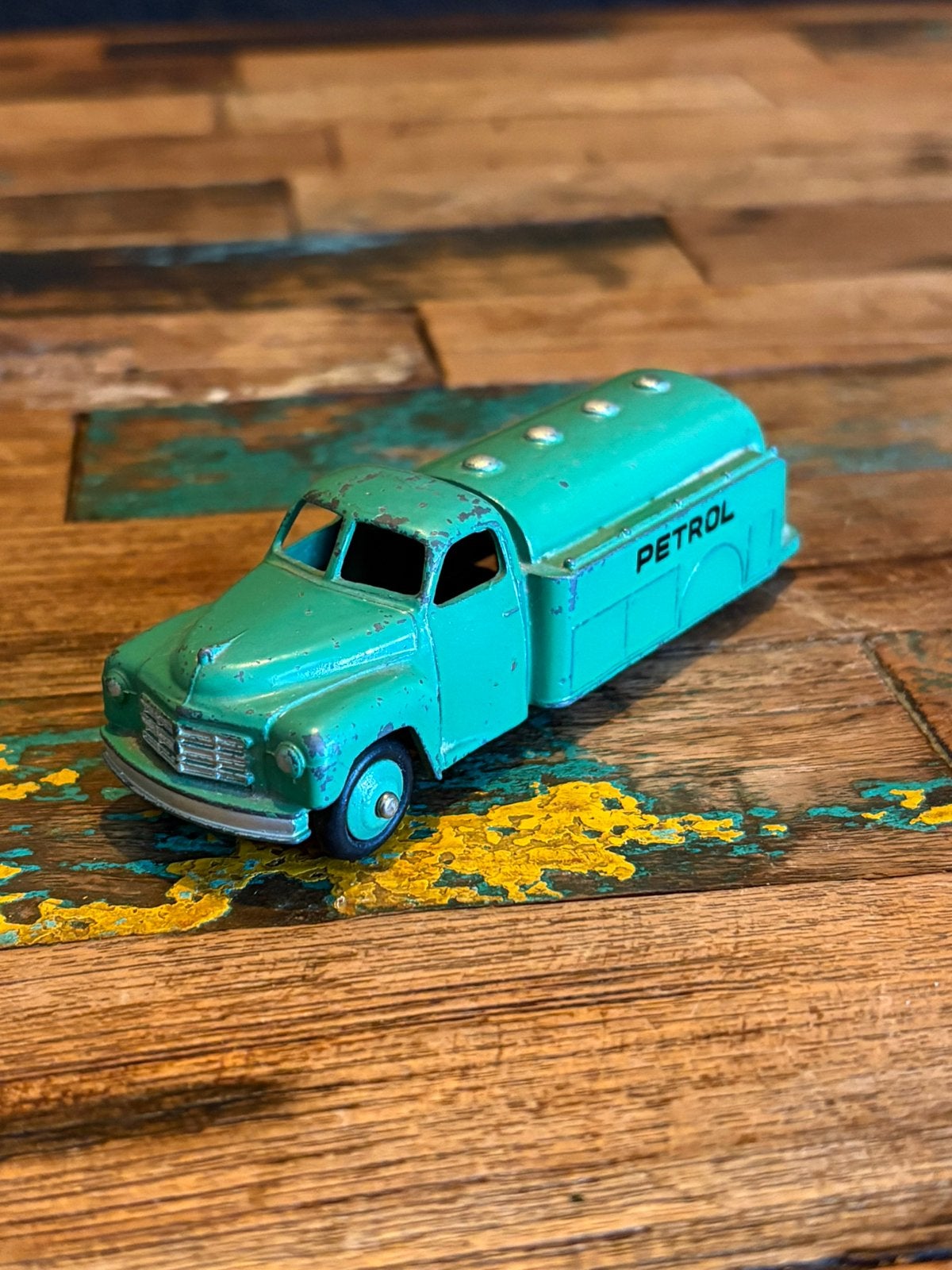 Dinky Toys 25D Petrol Tank Wagon in “PETROL”-uitvoering., Ophalen of Verzenden, Gebruikt, Bus of Vrachtwagen, Dinky Toys