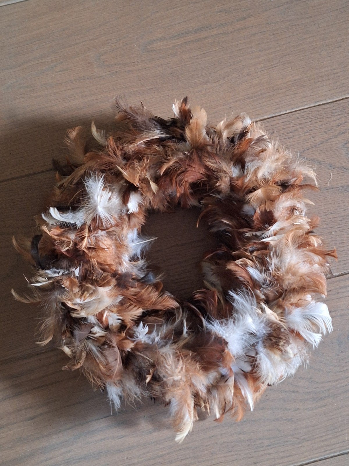 Decoratieve veren krans, Bruin en wit, Ophalen of Verzenden, Zo goed als nieuw, Krans, Natuurlijk materiaal