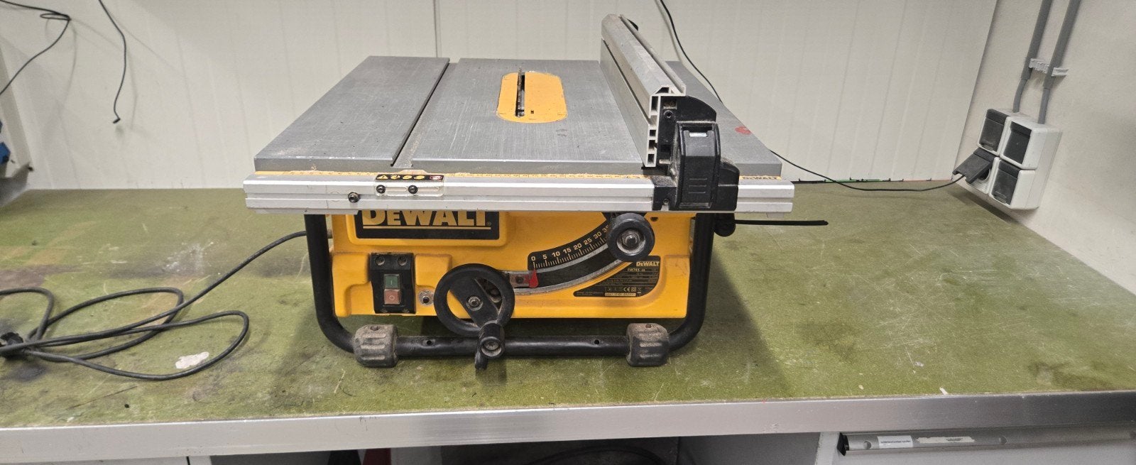 DeWalt DW745 Tafelzaag - Krachtige en Compacte Cirkelzaag
