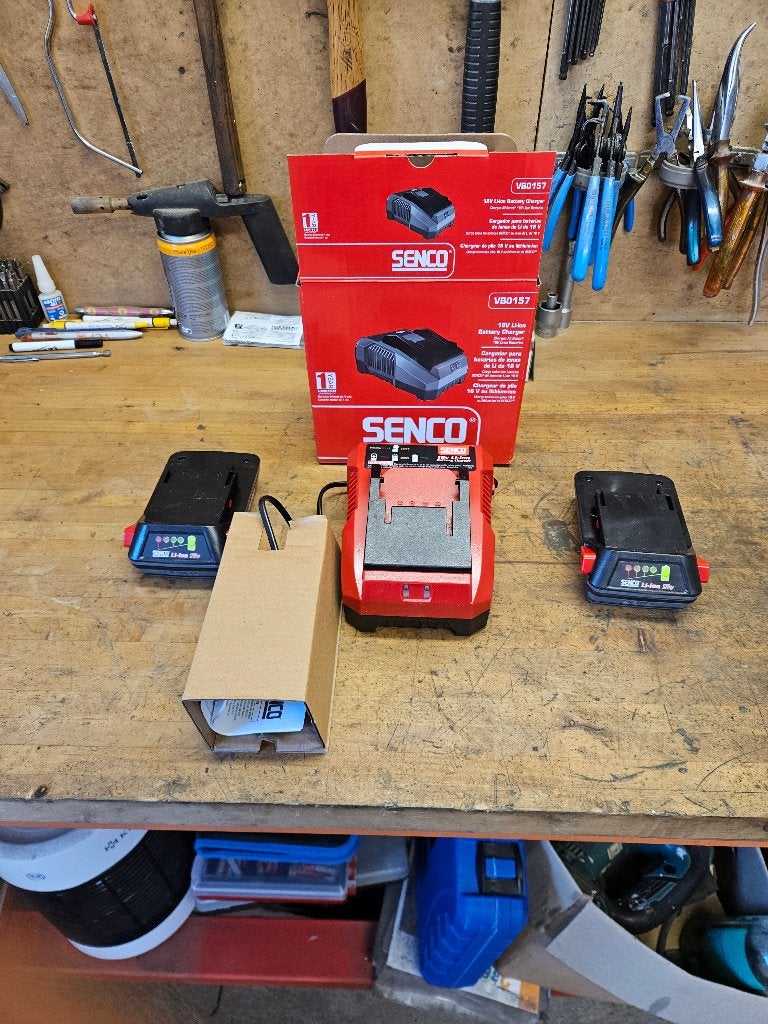 Senco 18V Li-ion Acculader (VBO157) - Nieuw in doos, Ophalen of Verzenden, Nieuw