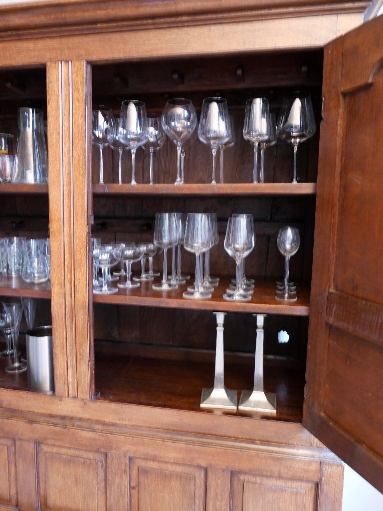 Foto 4 van Antieke eiken Engelse garderobekast ca. 1740