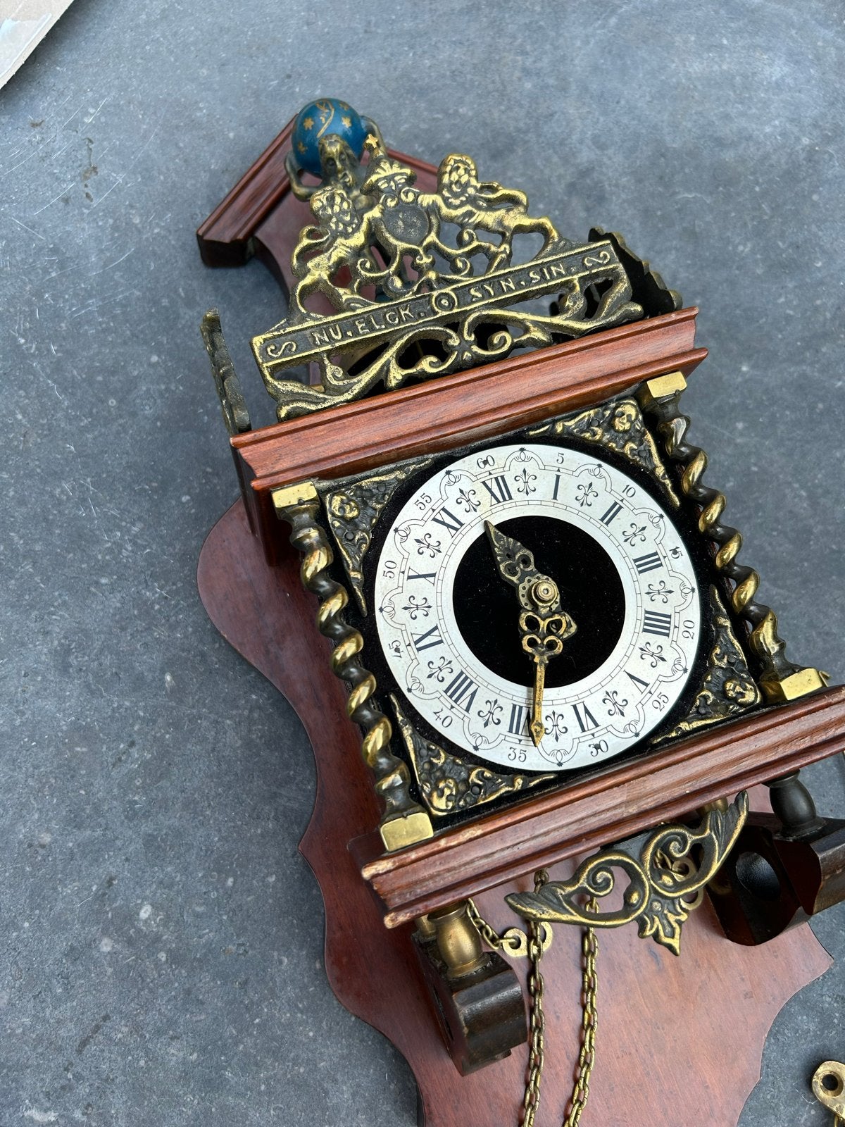 Vintage Zaanse Wandklok met Gewichten en beeldje van Atlas, Ophalen