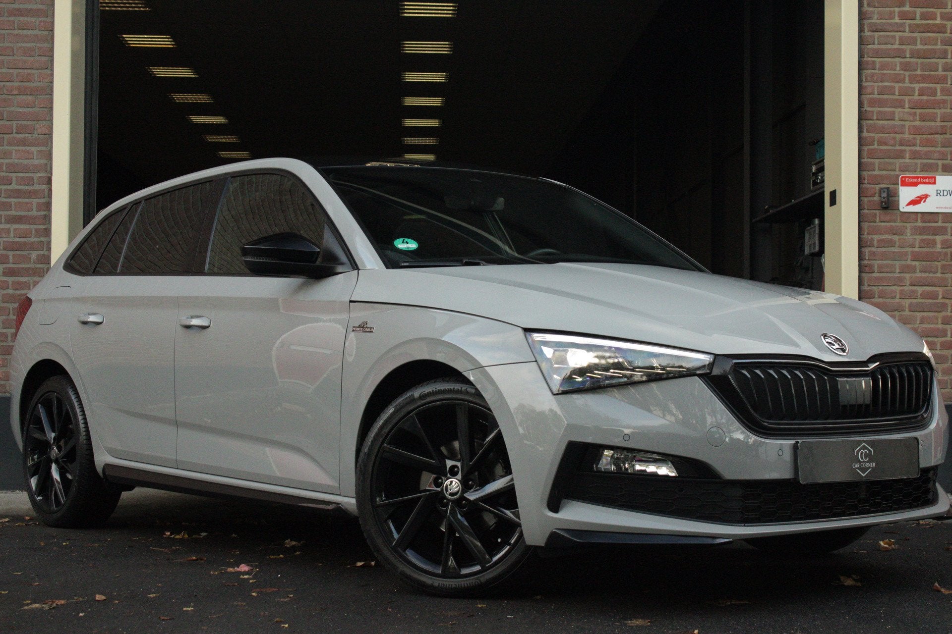 Skoda SCALA 1.5 TSI Monte Carlo |DSG|Pano|Vol!|, Auto's, Dealer onderhouden, Scala, Euro 6, 4 cilinders
