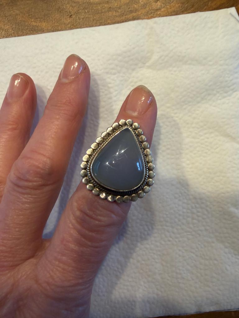 Grote zilveren ring met zachtgrijze steen + gratis ring, Sieraden, Tassen en Uiterlijk, Ringen, 18 tot 19, Gebruikt, Verzenden