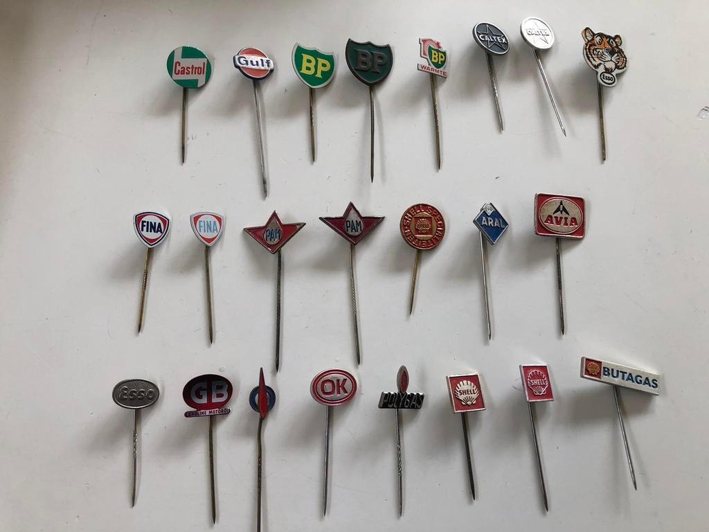 Serie 11: speldjes oa Castrol, BP, Caltex, Fina, Aral, Esso, Verzamelen, Ophalen of Verzenden, Gebruikt, Merk