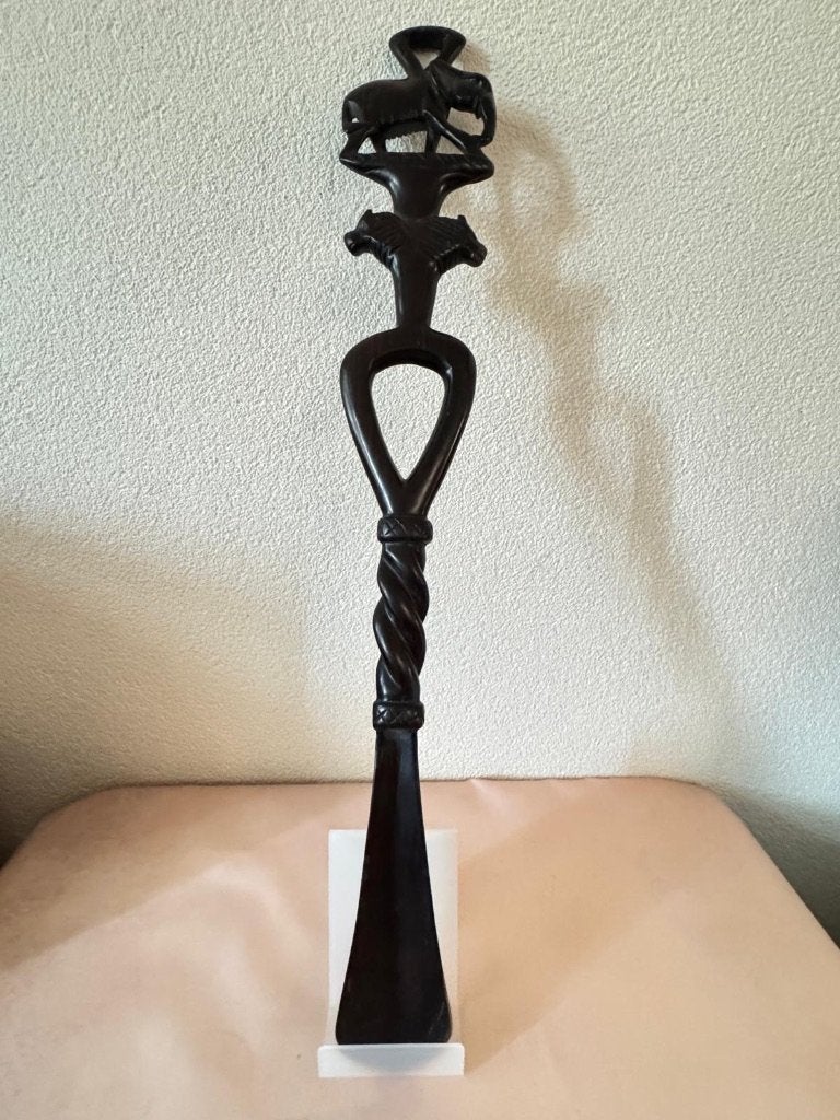 Handgesneden houten schoenlepel met Afrikaans snijwerk, Antiek en Kunst, Hout, Afrika, Houtsnijwerk, Zwart