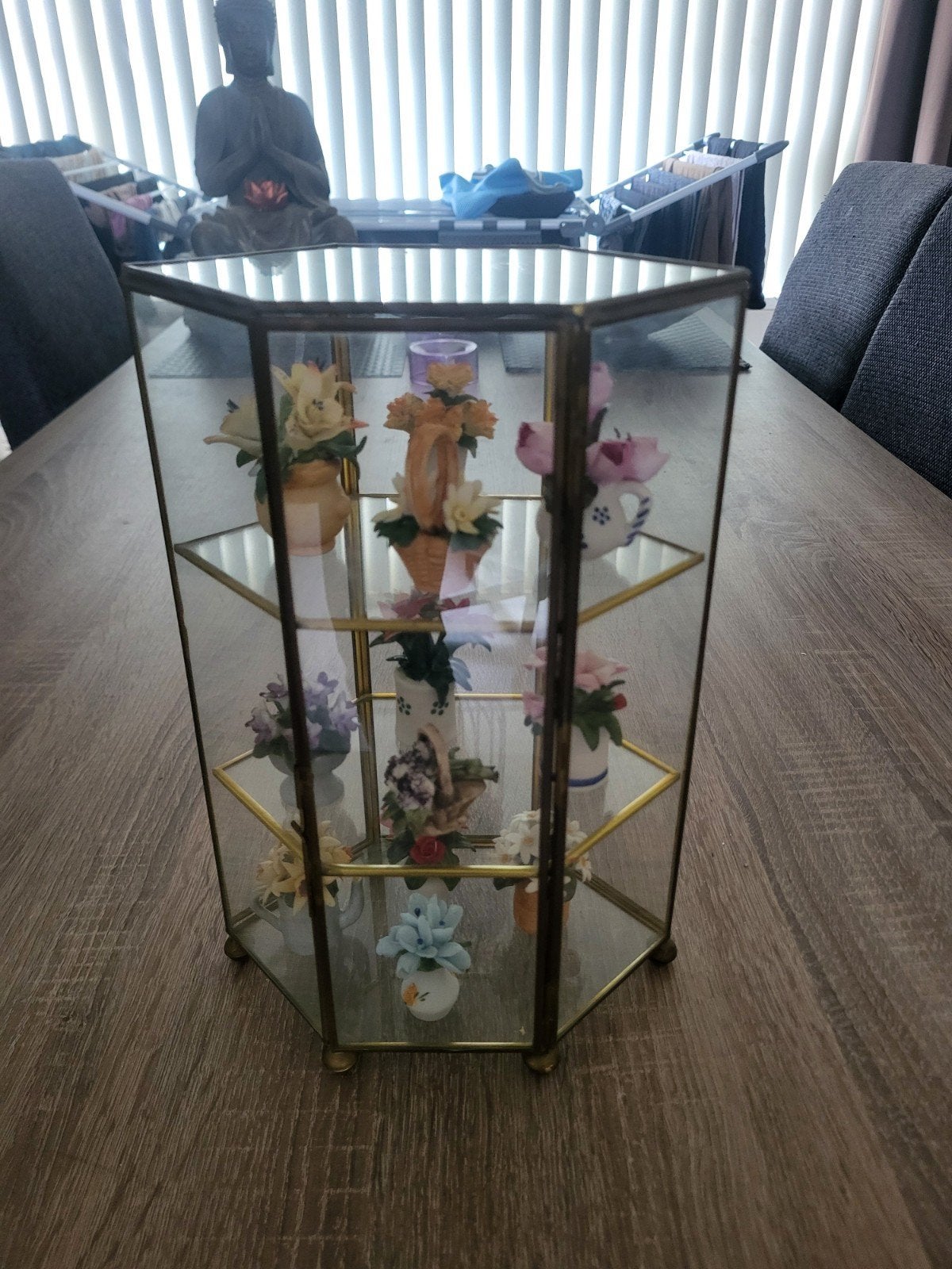 Glazen vitrinekastje met messing frame en bloemen vaasjes, Huis en Inrichting, Ophalen, Minder dan 50 cm, Klassiek, Vintage, Glas