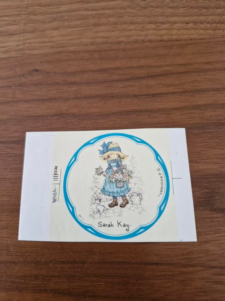 7653 Vintage Sarah Kay Sticker - Meisje met Bloemen, Ophalen of Verzenden