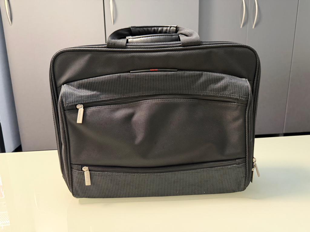 Toshiba zwarte laptoptas met meerdere vakken, Computers en Software, Gebruikt, Gevoerd laptopvak, 15 inch, Aktetas