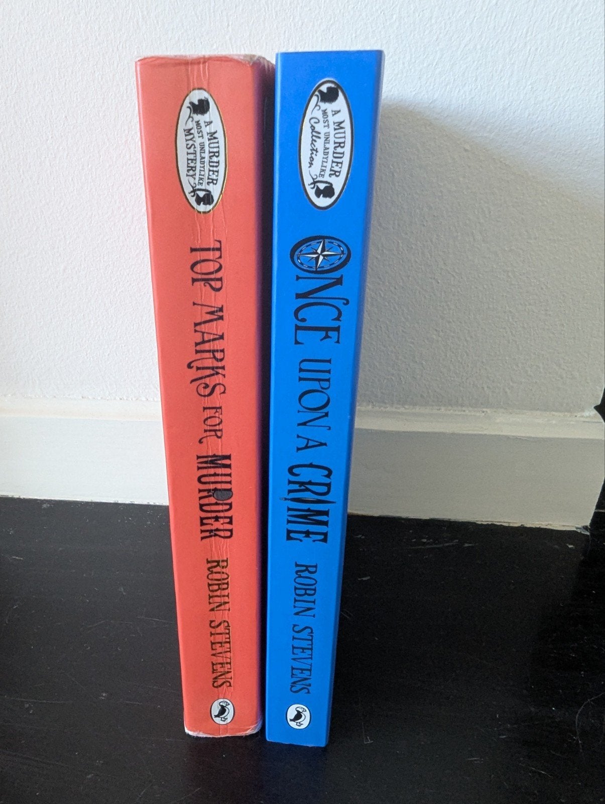 Robin Stevens - A Murder Most Unladylike boeken (2 stuks), Ophalen of Verzenden, Zo goed als nieuw, Robin Stevens