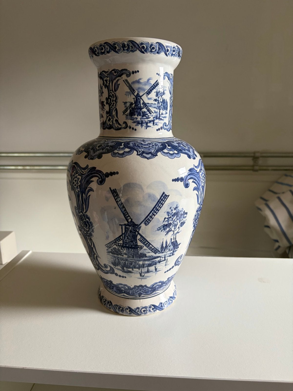 Grote Delfts Blauwe Vaas met Molens en Bloemen, Antiek en Kunst, Ophalen