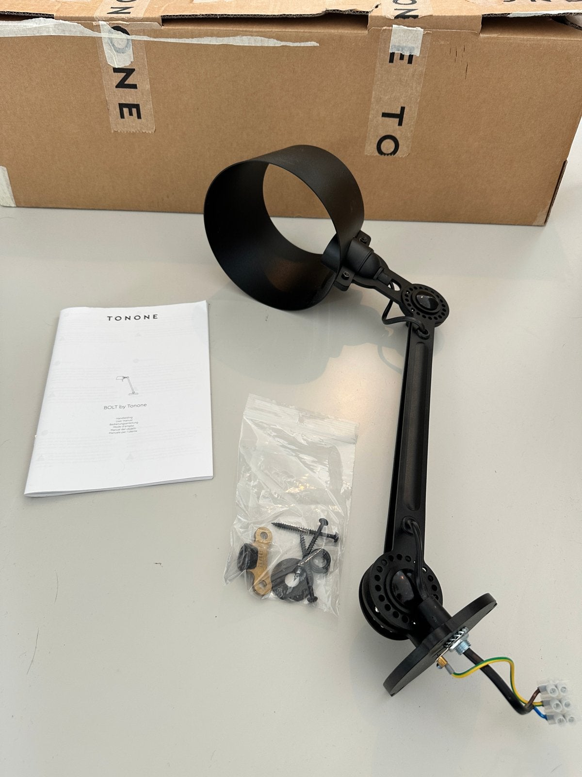 Tonone Bolt Wandlamp - Zwart, Nieuw in doos, Huis en Inrichting, Zwart, Nieuw, Overige merken, Verstelbaar