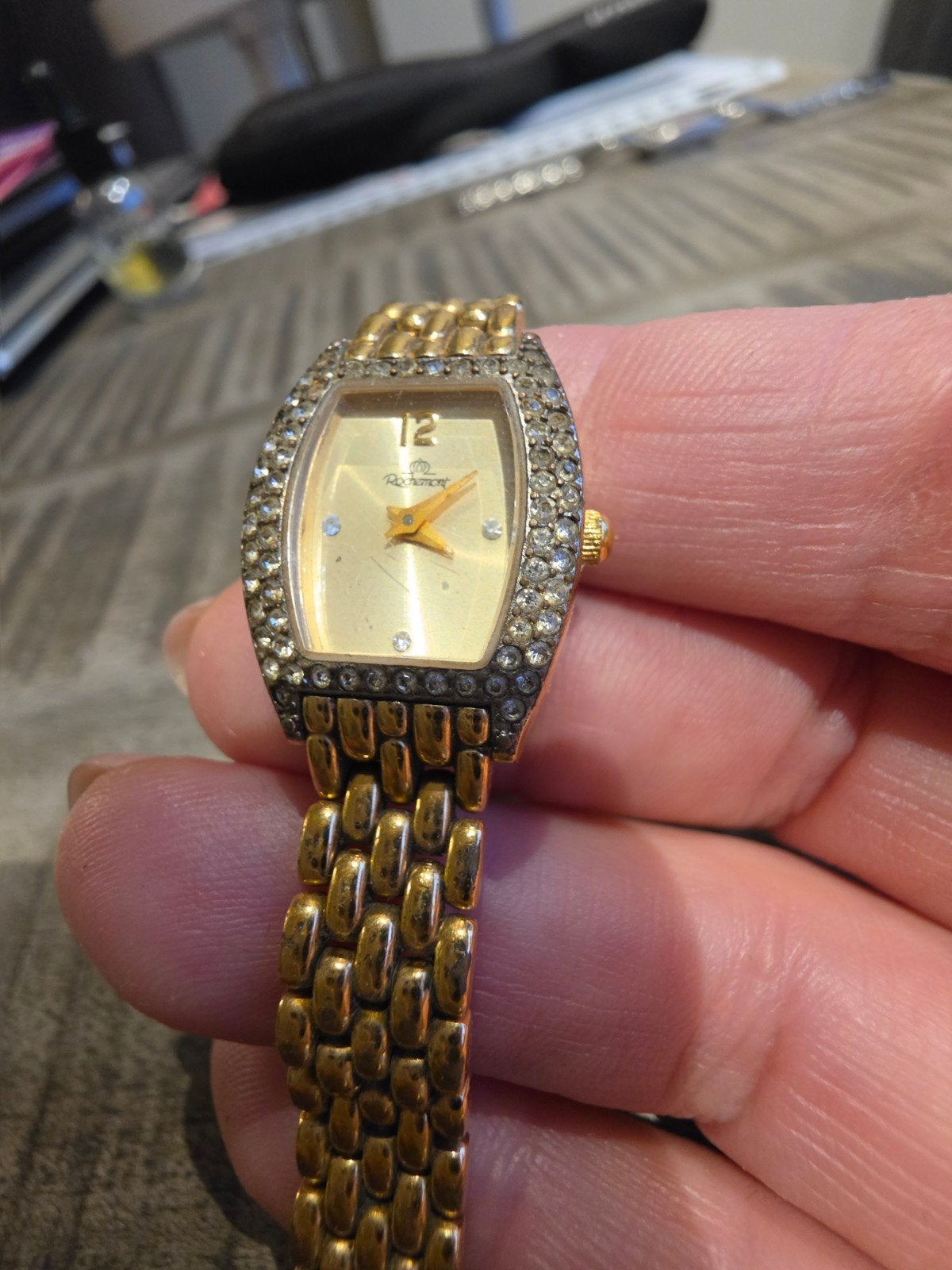 Gouden dameshorloge met strass, Sieraden, Tassen en Uiterlijk, Overige merken, Overige materialen, Gebruikt, Polshorloge