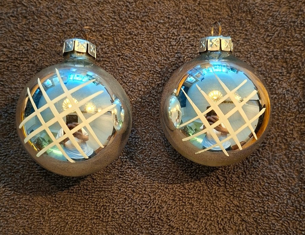 Set 2 vintage glazen kerstballen met wit ruitpatroon – GDR, Ophalen of Verzenden, Gebruikt