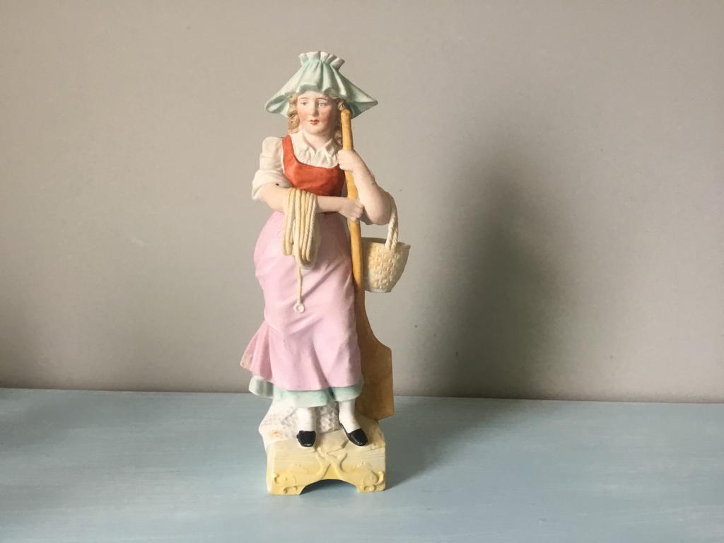 Beeldje Vissersvrouw in Zachte Pastelkleuren - 29 cm, Ophalen of Verzenden, Gebruikt, Mens