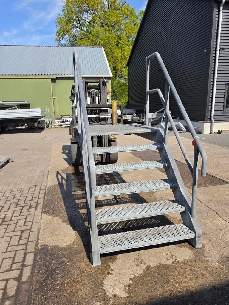 Stalen trap met bordes gegalv. Hoog 1,2 mtr. Nor077, Doe-het-zelf en Verbouw, Ophalen, 2 tot 4 meter