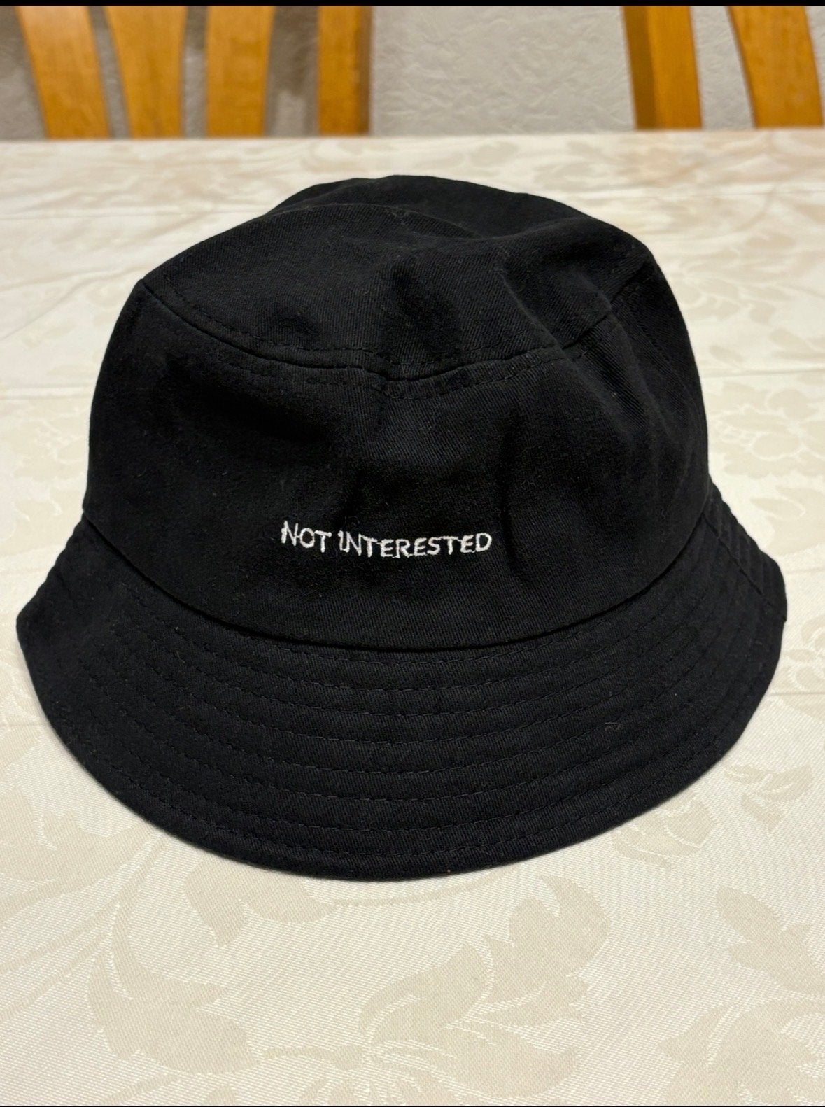 Zwarte Bucket Hat met 'NOT INTERESTED' Opdruk, Kleding | Dames, Hoeden en Petten, Ophalen of Verzenden, Zo goed als nieuw, One size fits all