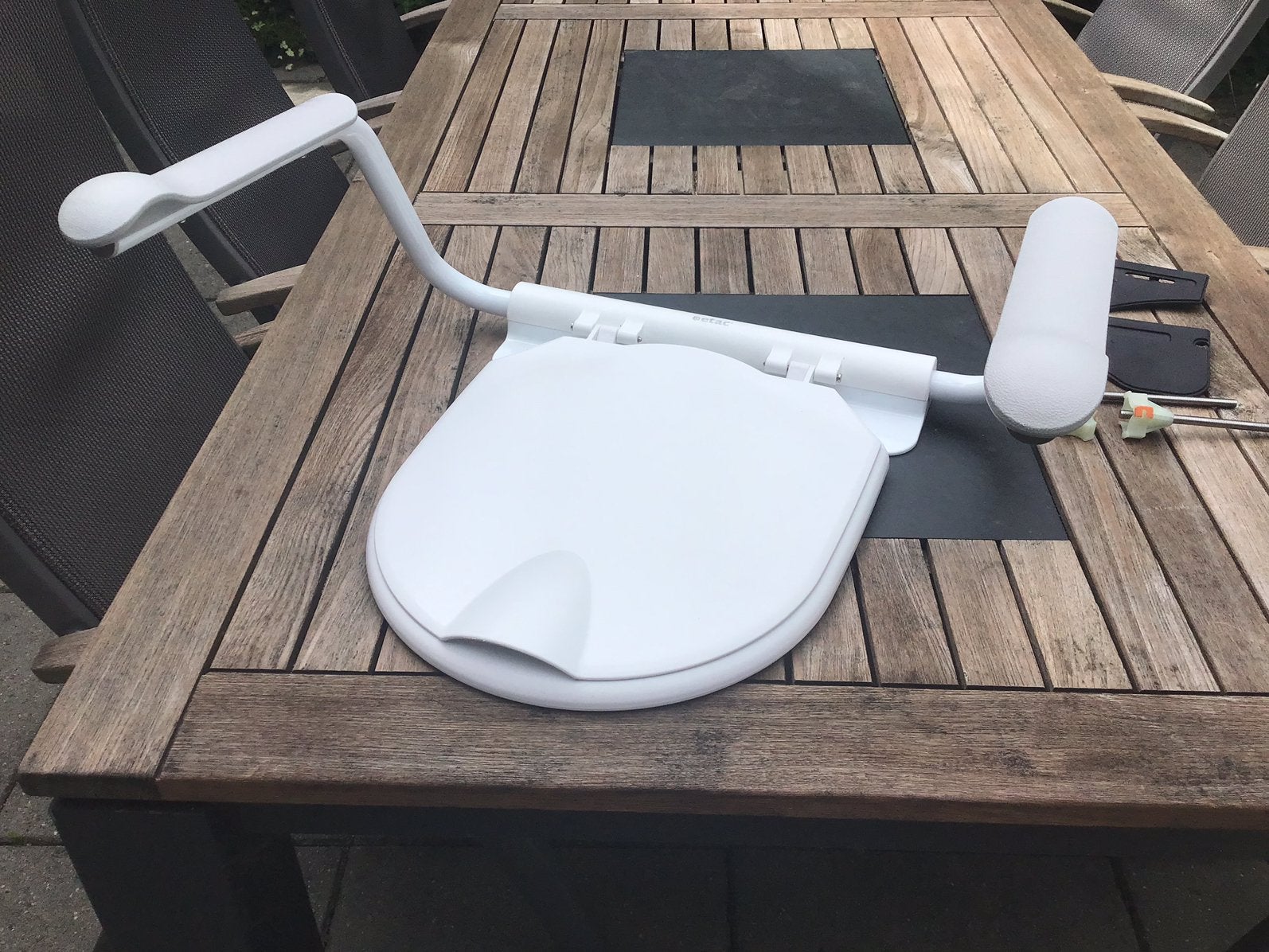etac toiletbril met opklapbare beugels, Ophalen of Verzenden, Zo goed als nieuw