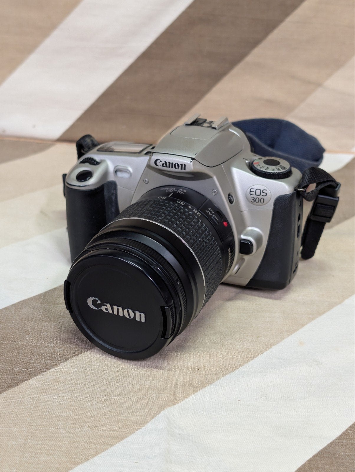 Foto 2 van Canon EOS 300 Spiegelreflexcamera met lens en tas