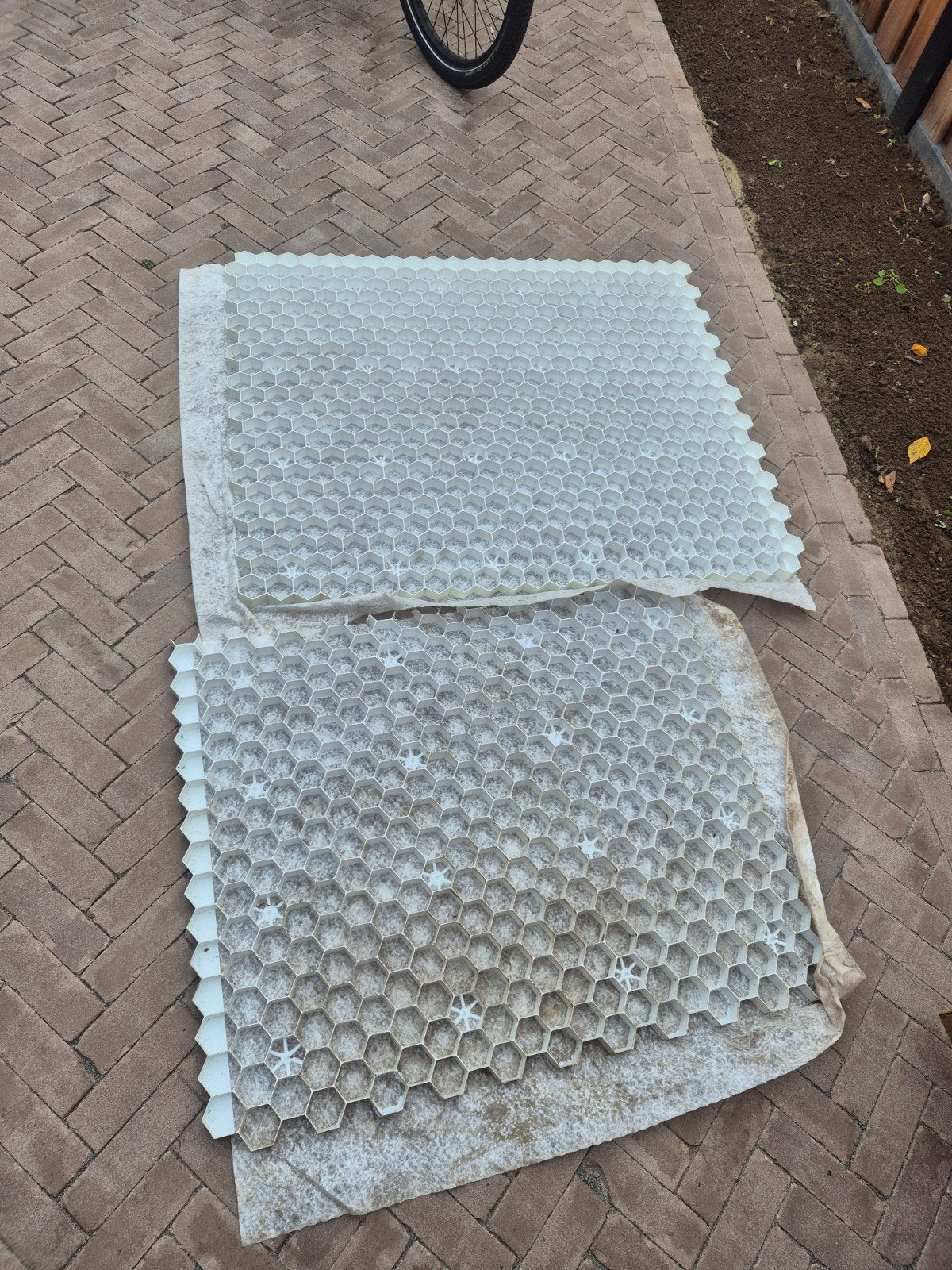 GRATIS Witte grindmatten (1,8 stuks) voor stabiele paden en, Tuin en Terras, Ophalen, Gebruikt, Wit, Overige typen
