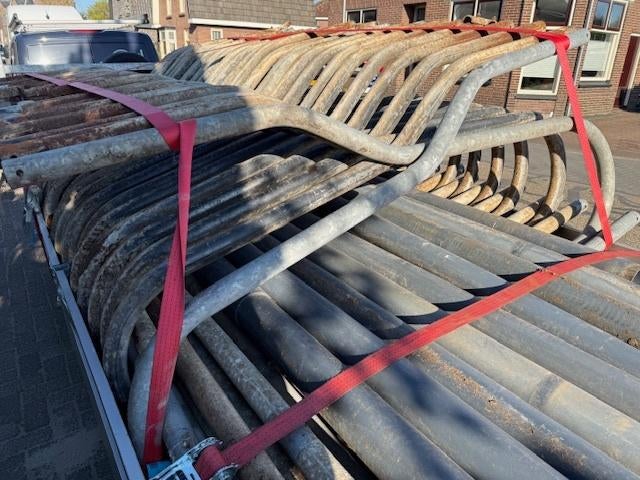 Beerepoot voerhekken -ligboxen-knieboom- R boxen, Geslacht onbekend, 3 tot 6 jaar