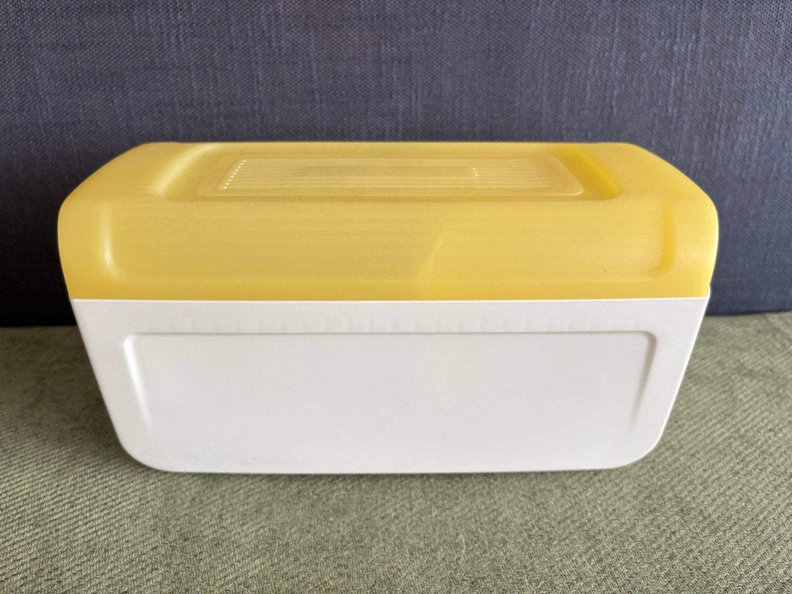 Tupperware Brooddoos met Gele Deksel, Gebruikt, Bewaardoos, Wit, Ophalen of Verzenden