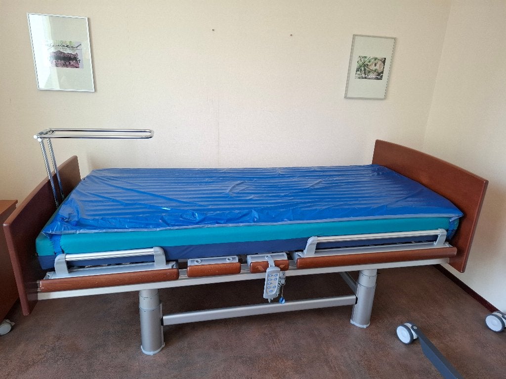 Volker 3080 MA elektrisch hoog-laag bed zorgbed verpleegbed, Ophalen, 90 cm, Eenpersoons, Bruin