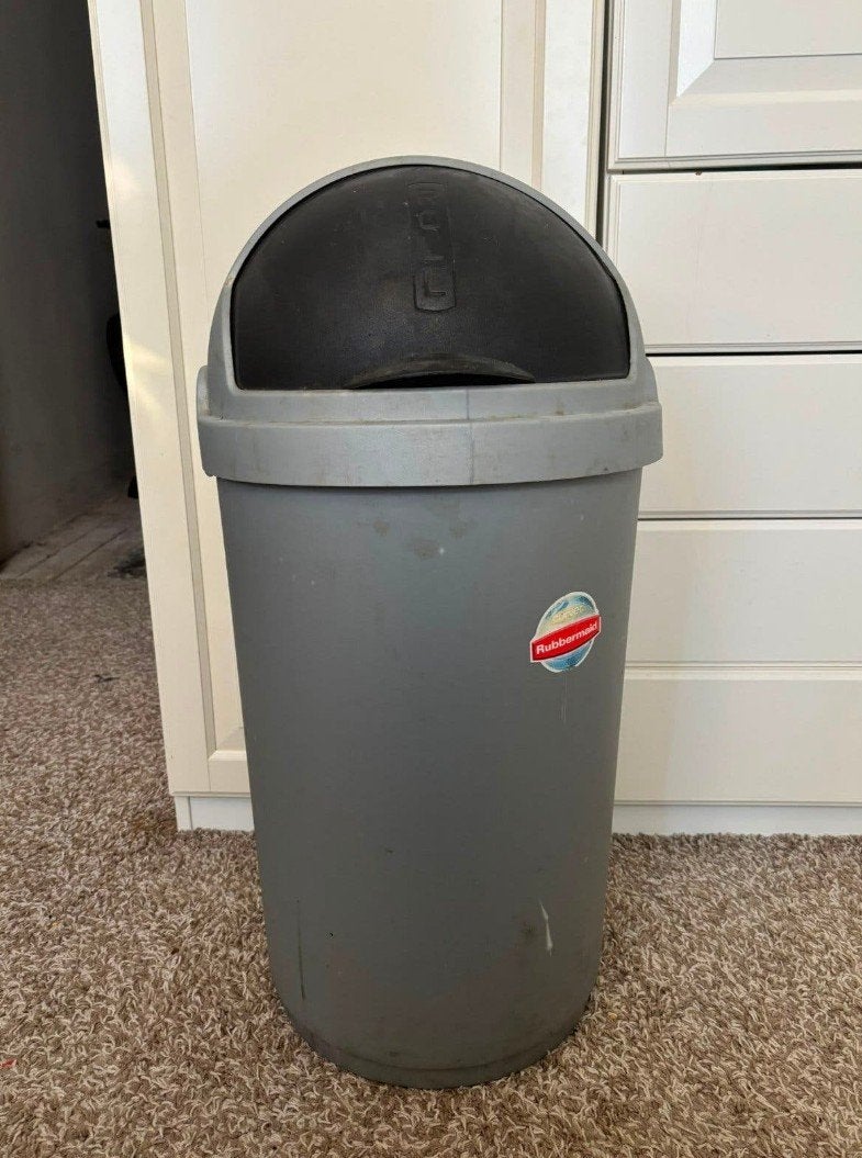 Robuuste Rubbermaid Afvalbak met Zwenkdeksel, Ophalen, 50 – 75, Kunststof, Gebruikt