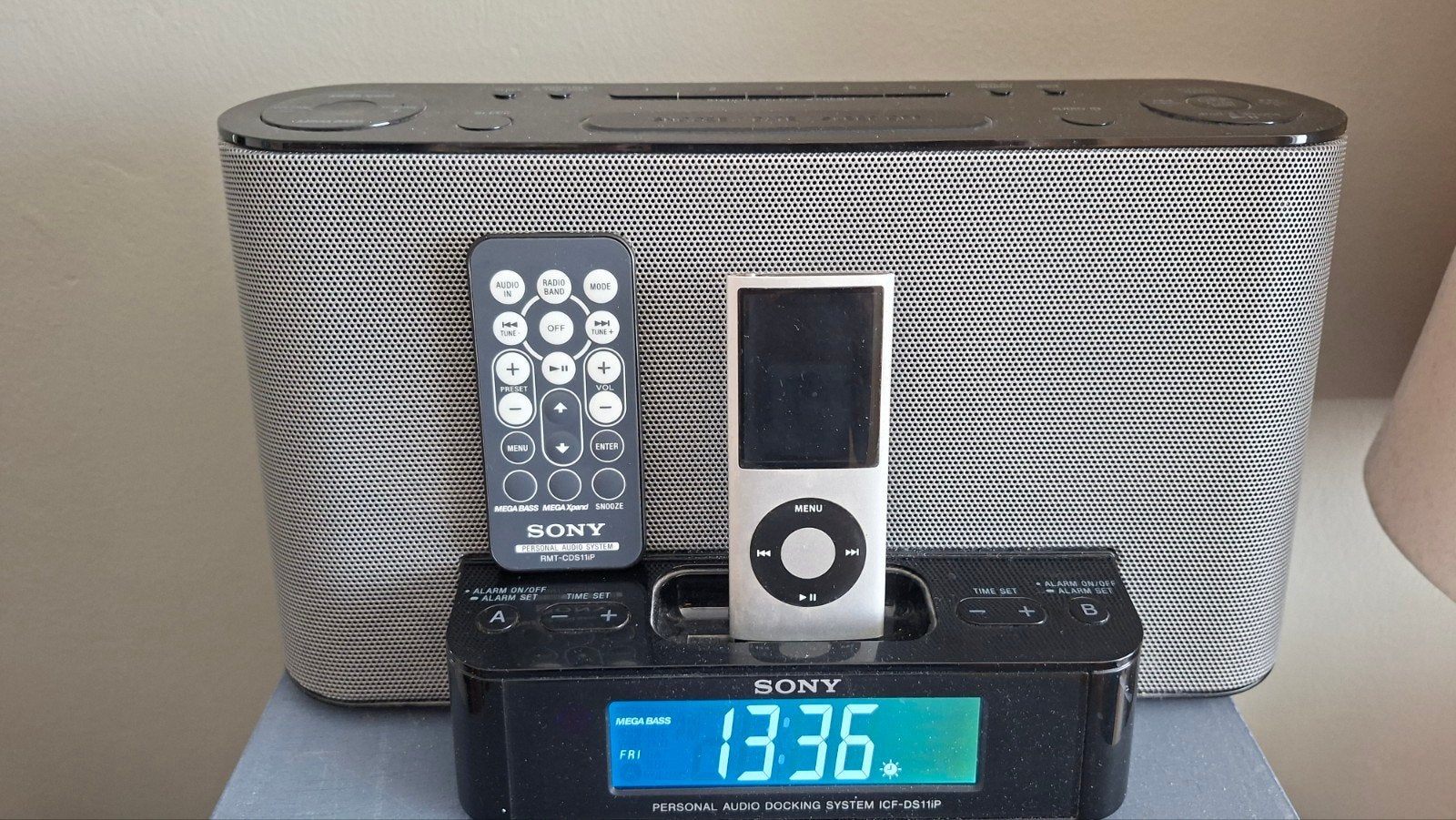 Sony wekkerradio met docking station en afstandsbediening, Ophalen of Verzenden, Gebruikt