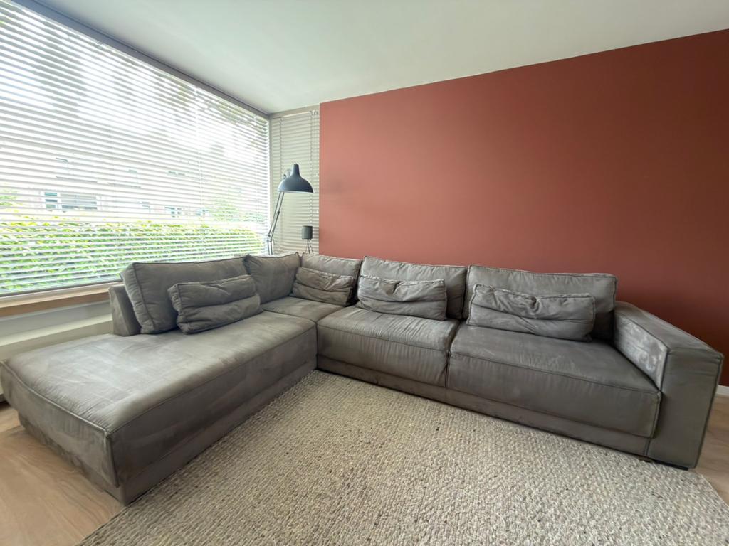 Grijze hoekbank 325x240cm, Melchior interieur., Huis en Inrichting, Banken | Bankstellen, Ophalen, Hoekbank, 300 cm of meer, Zo goed als nieuw
