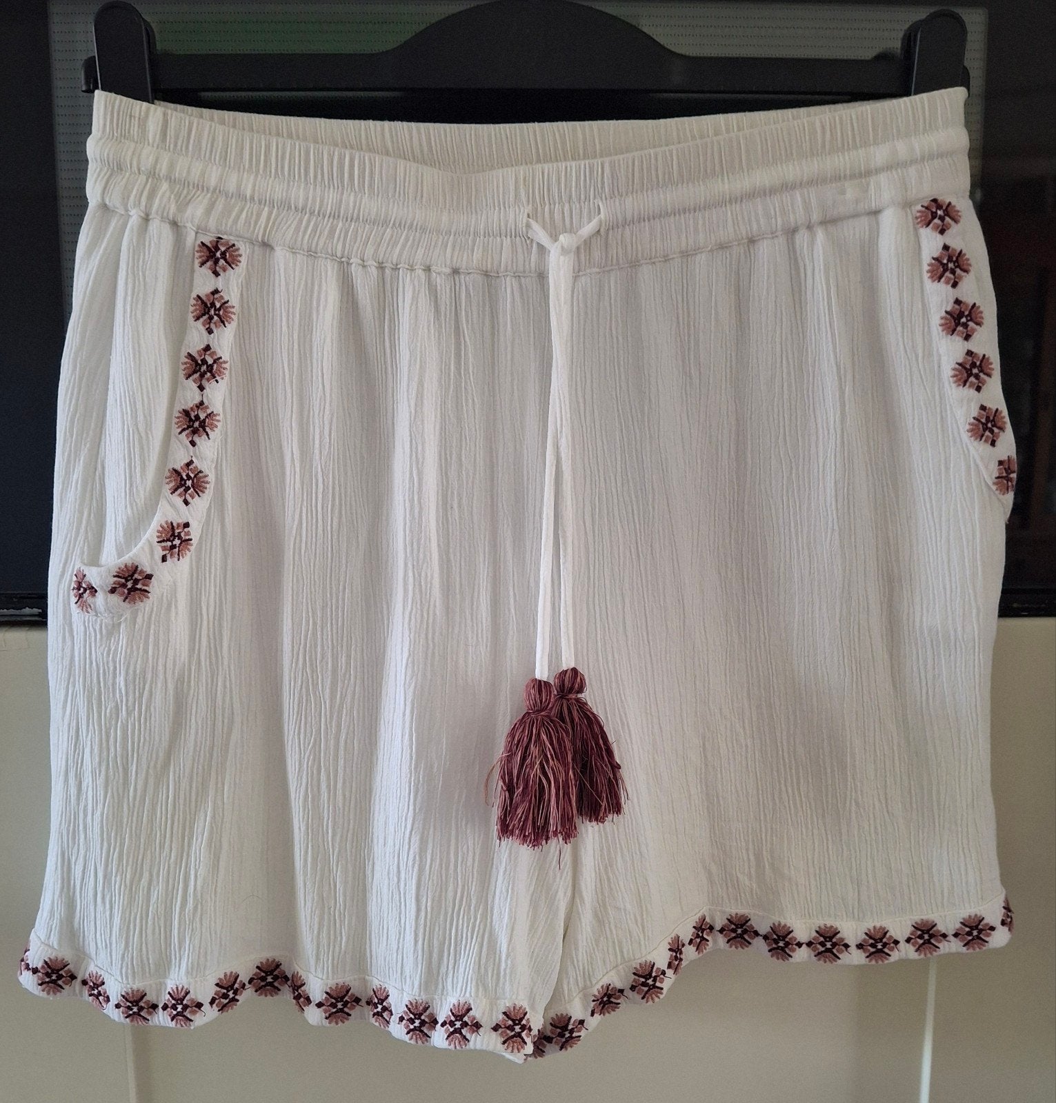 Korte broek ibiza stijl maat S
Taille 37 cm, 38 cm lang, Kleding | Dames, Maat 38/40 (M), Kort, Wit, Ophalen of Verzenden