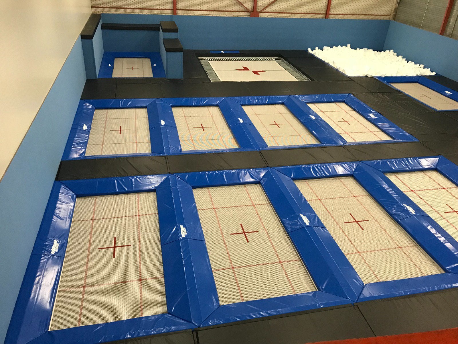 Eurotrampoline! Tweemaal rij van 4 stuks!, Maat 36 t/m 42, Ophalen, Zo goed als nieuw, Materiaal