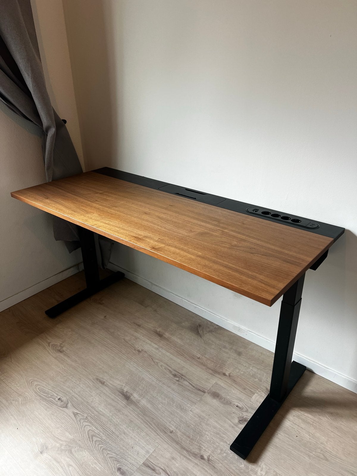 IKEA Mittzon bureau - Nieuwstaat - 140x60 cm, Huis en Inrichting, Bureaus, Ophalen, Zo goed als nieuw, IKEA