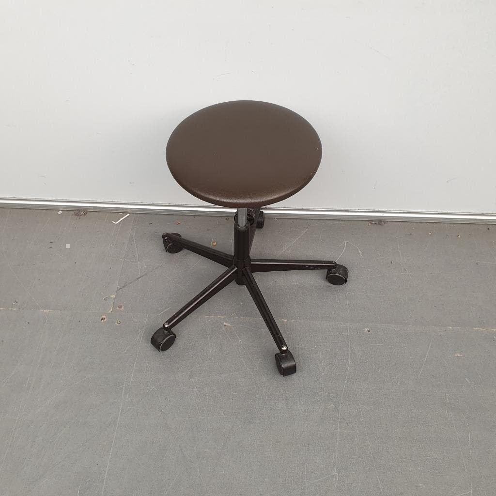 Ahrend verrijdbare kruk  - bruine skai ihv 41-57cm, Ophalen of Verzenden, Gebruikt, Hout