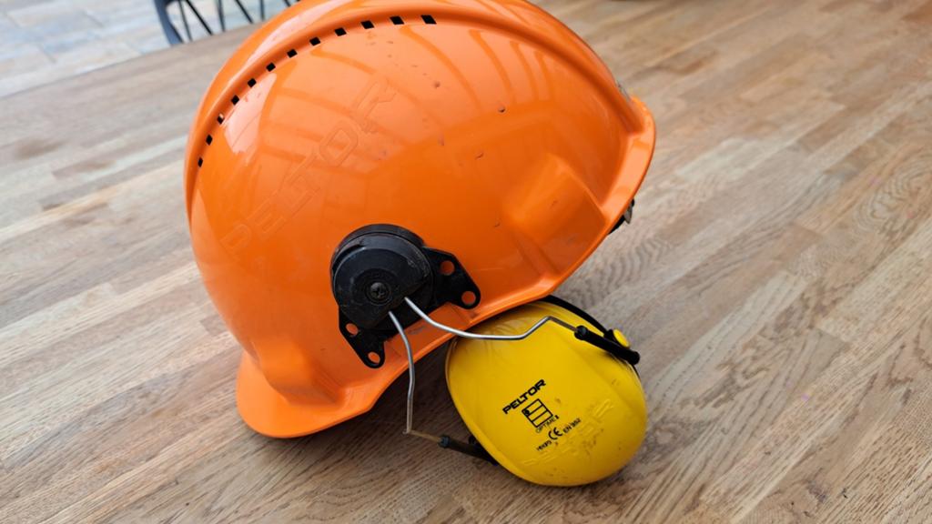 Peltor helm met oordoppen, Ophalen