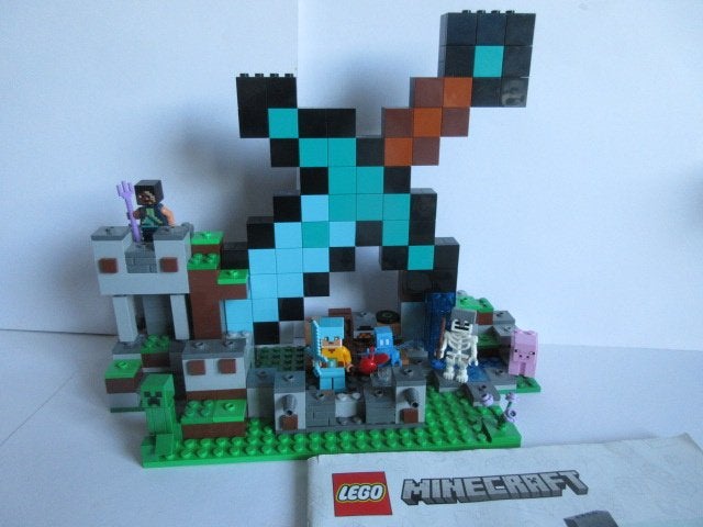 21244 Minecraft, Uitvalbasis Zwaard met bouwtekening., Ophalen of Verzenden, Zo goed als nieuw, Complete set, Lego