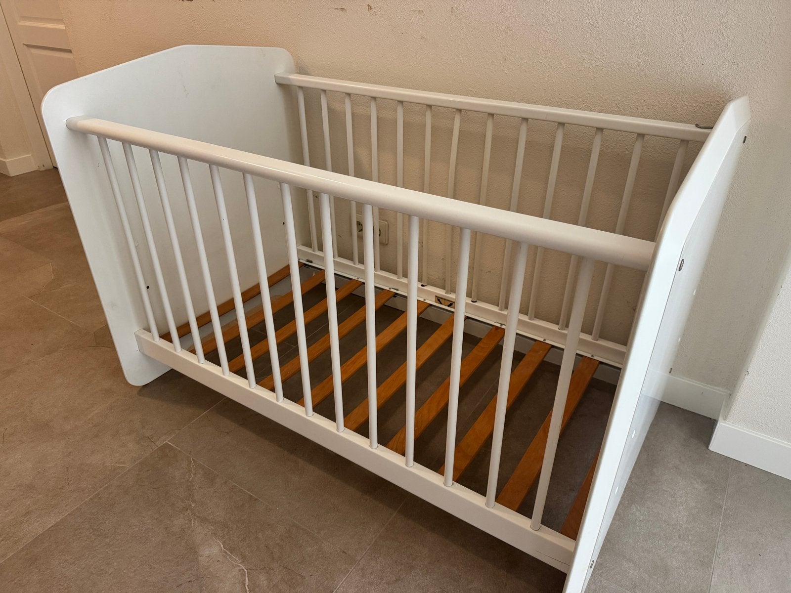 Wit Kinderbedje / babybedje met lattenbodem, Ophalen, Gebruikt, Lattenbodem, Minder dan 140 cm