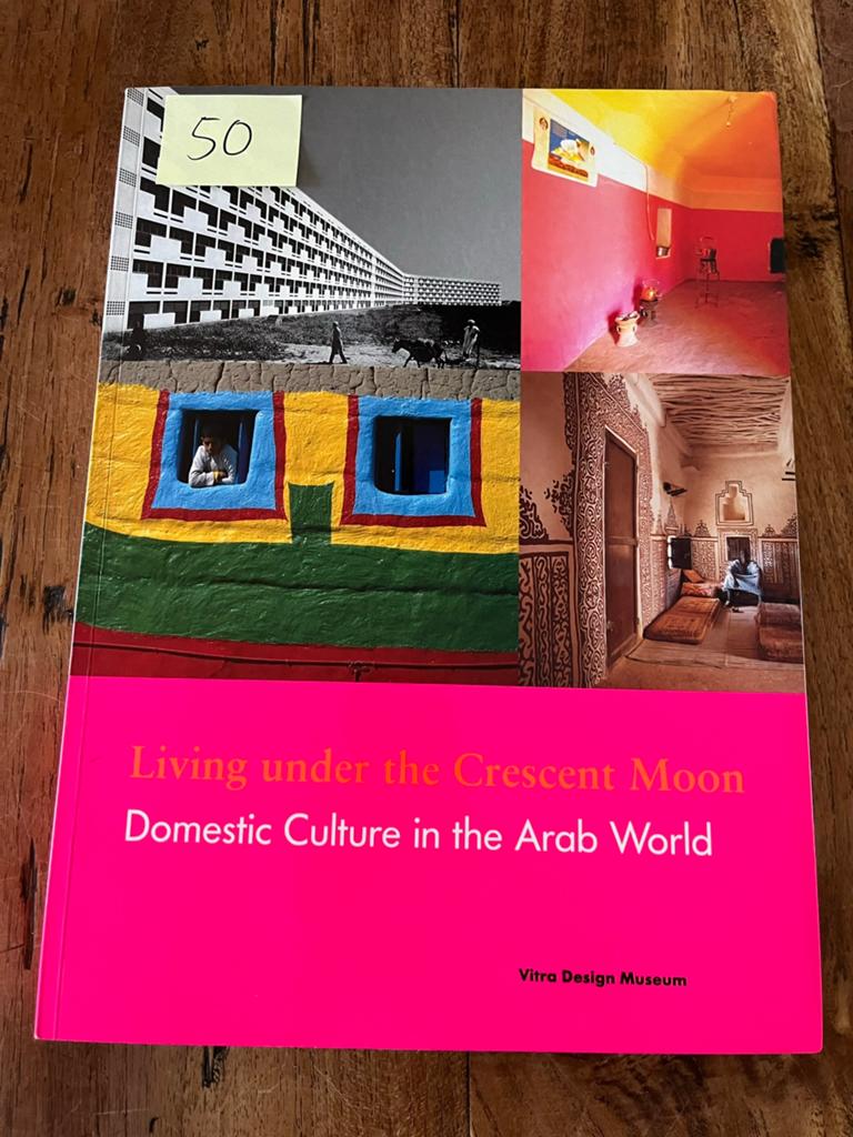Living under the crescent moon, cultuur van de arab wereld., Boeken, Ophalen of Verzenden, Zo goed als nieuw
